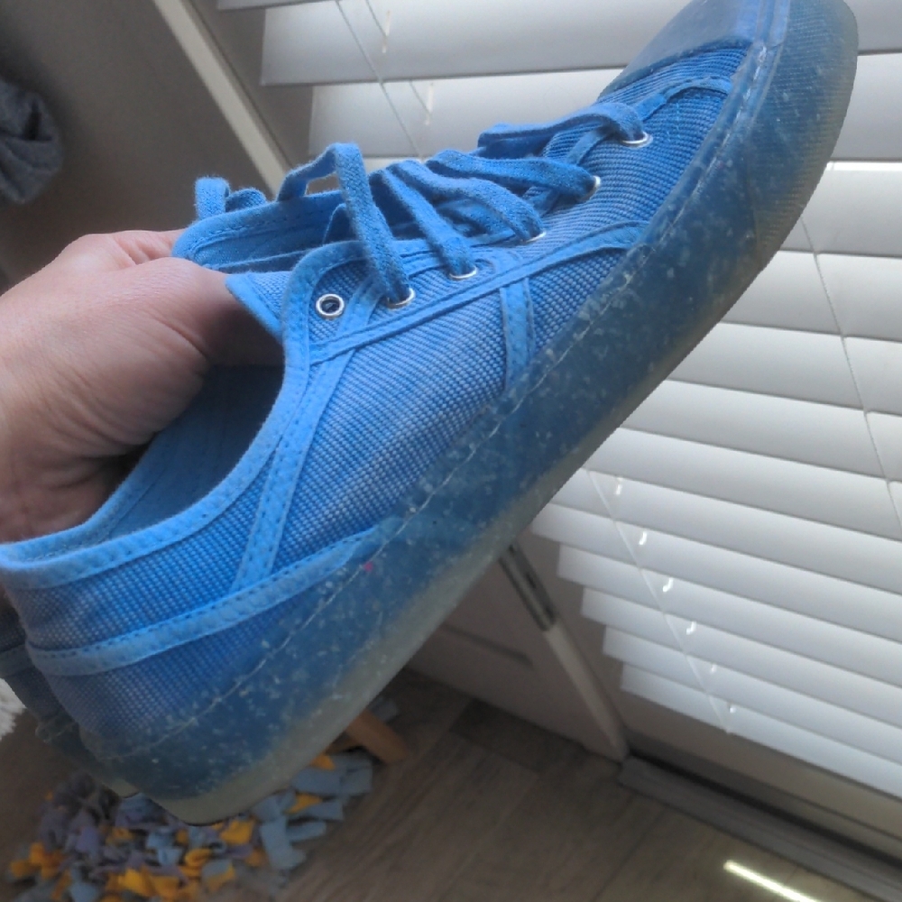 Like New Casual Women's Sneakers - Picture 5 of 13